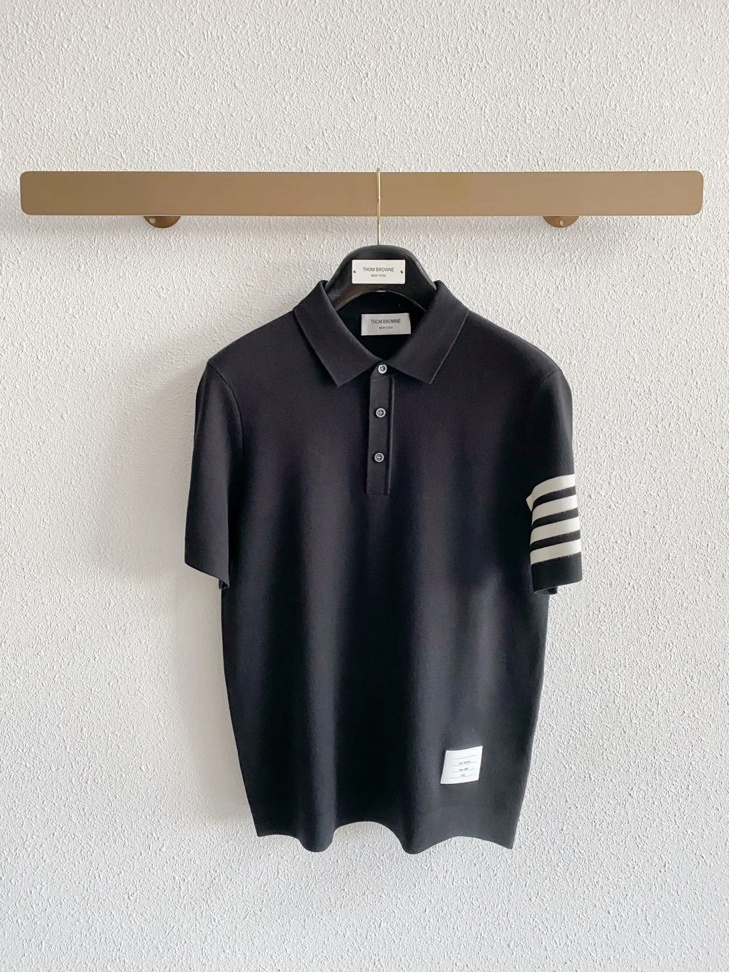 Thom Browne Polo ， ， ，Breathable ， ， 。 Classic ， ， 。 ， 。 ， ， ， 。 、 、Black ， 。 Sizes：M-4XL